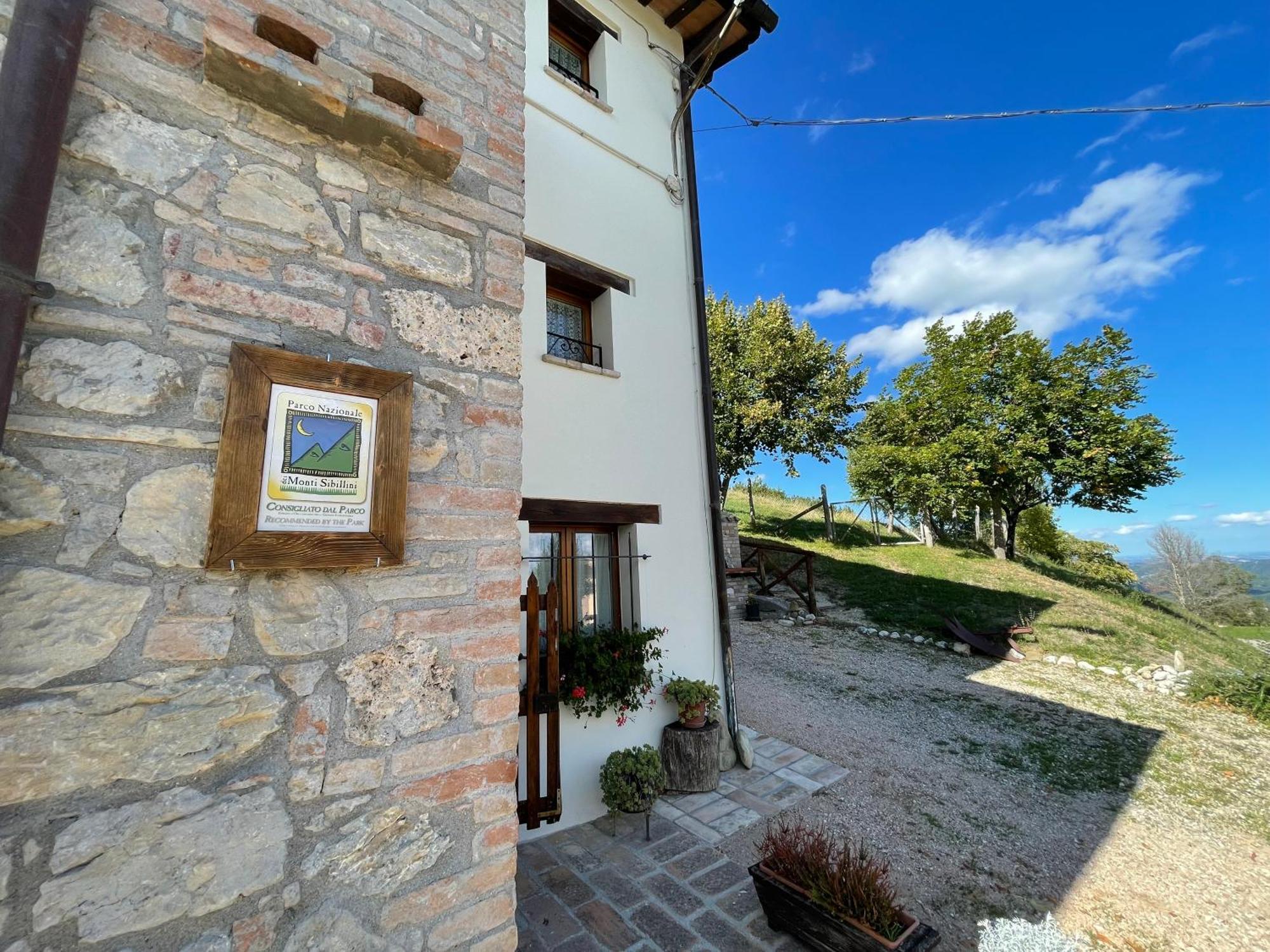 Agriturismo Le Castellare Montemonaco Exteriör bild