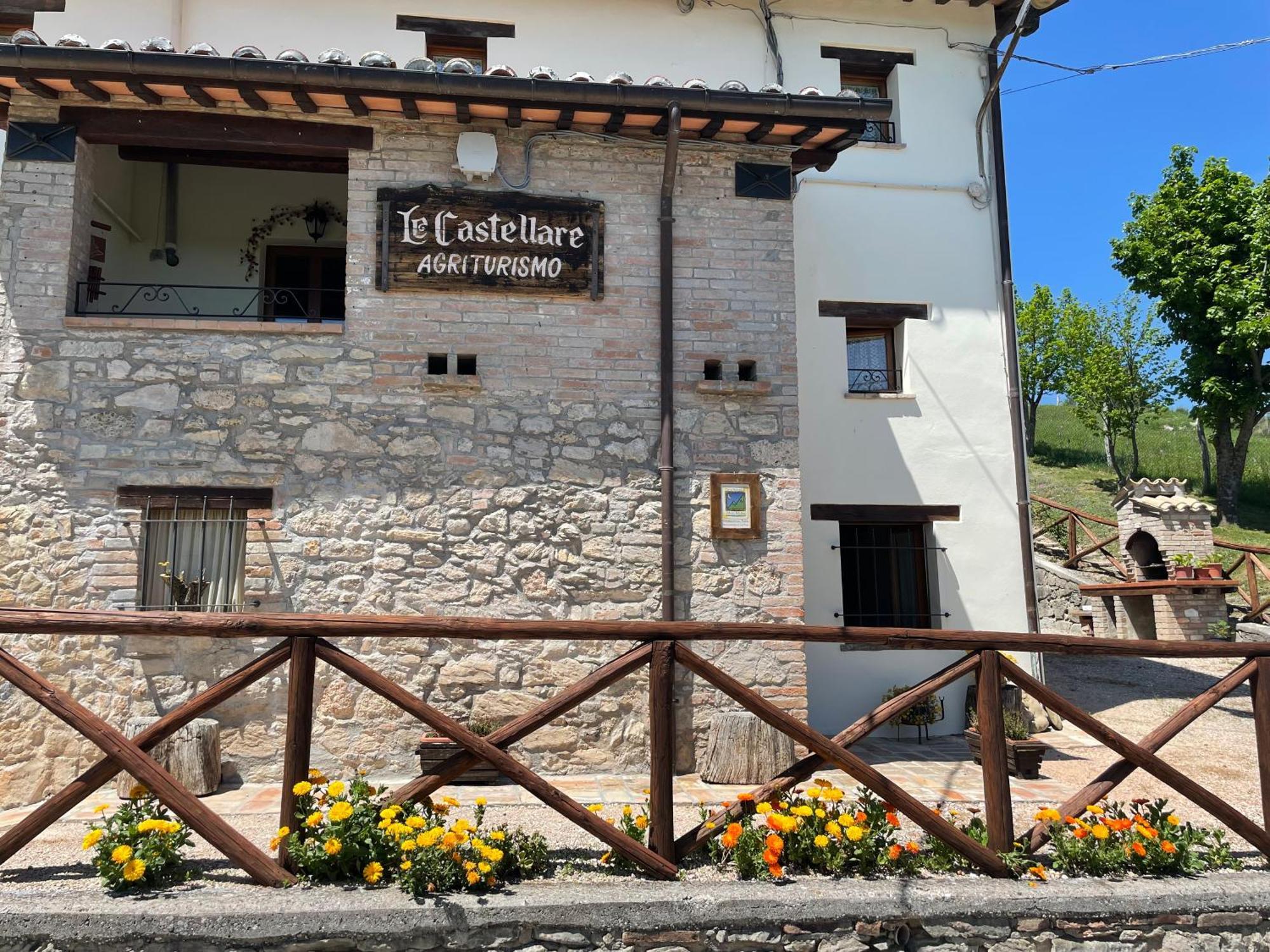 Agriturismo Le Castellare Montemonaco Exteriör bild